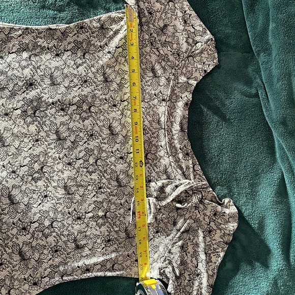 David Wayne Black and White Flowered Shoulder/Off Shoulder Top - Picture 8 of 8